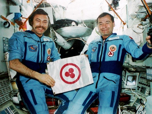 Знамя Мира было поднято даже в космос